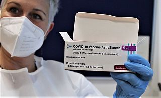 Un'infermiera con una scatola di vaccini anti-covid di Astrazeneca