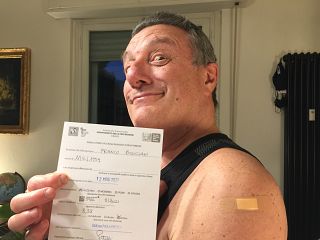 Franco Bonciani col certificato vaccinale