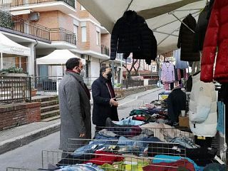 Il sindaco e l'assessore in sopralluogo al mercato