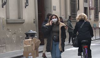 Persone con la mascherina per strada