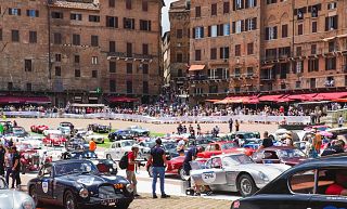 Le auto storiche della Mille Miglia a Siena