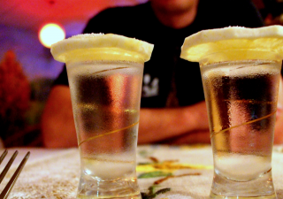 due bicchieri con alcolici