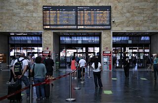 Partenze e arrivi dei treni alla stazione Santa Maria Novella di Firenze