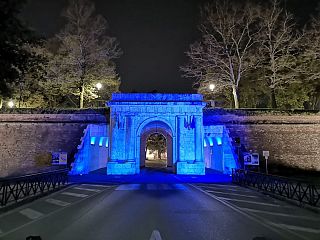 Porta Elisa illuminata di blu per l'edizione 2019 dell'iniziativa