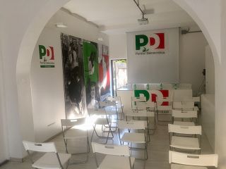 La sede del Pd in via Roma a Pontedera