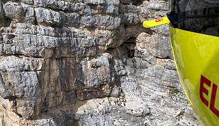 L'intervento dell'elisoccorso friulano sul costone di roccia