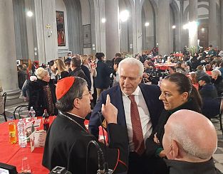 Il presidente della Regione Eugenio Giani con il cardinal Betori al pranzo della comunità di Sant'Egidio a Firenze
