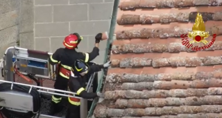Verifiche dei vigili del fuoco su un tetto a Marradi