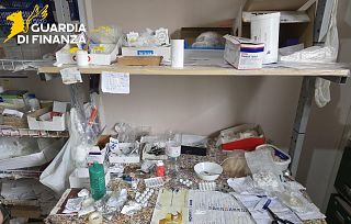 Parte di quanto trovato nell'ambulatorio abusivo