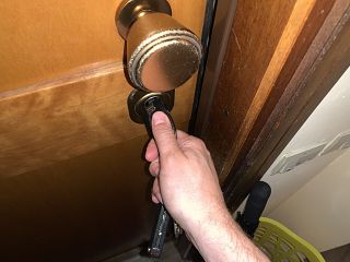 mano apre la porta di casa con le chiavi
