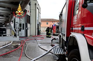 I vigili del fuoco sul luogo dell'incendio