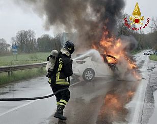 L'incidente e l'auto incendiata