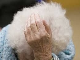 anziana con mano tra i capelli