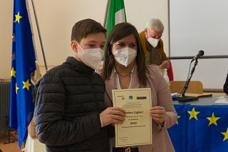 L'assessora Nardini con Andrea Caglieri, primo classificato nella sezione scuole medie