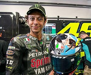 Valentino Rossi e il casco-omaggio al Mugello (foto da Fb)