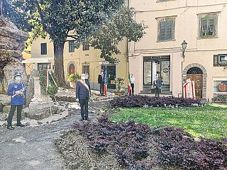 Il sindaco di Lucca Alessandro Tambellini davanti al monumento ai caduti