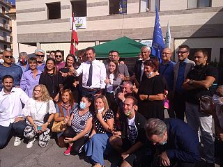 Matteo Salvini con i rappresentanti della lista della Lega