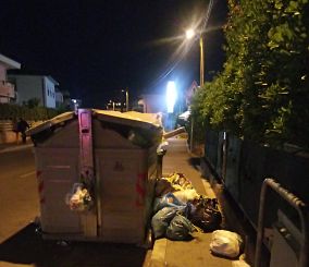 I rifiuti accumulati sul marciapiede