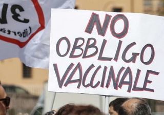 Un cartello contro l'obbligo vaccinale