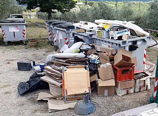 I rifiuti abbandonati nei giorni scorsi a Montebenichi