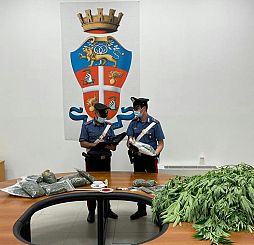 I carabinieri con la sostanza sequestrata