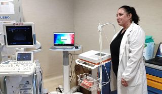 infermiera di Capraia Adriana Casini con i macchinari per la telemedicina
