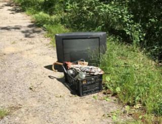 televisore abbandonato in un bosco