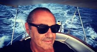 Luca Carboni in barca all'Elba