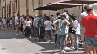 Gente in coda per entrare nella Galleria dell'Accademia di Firenze