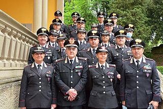 foto di gruppo dei carabinieri col generale