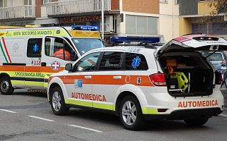 Un'automedica e un'ambulanza
