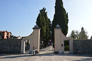 L'ingresso al cimitero Principale