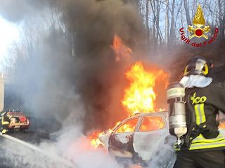 Lo spengimento dell'auto in fiamme