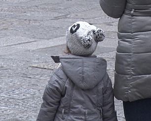 bambina con giubbotto e cappello di lana