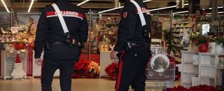 carabiniere in un supermercato