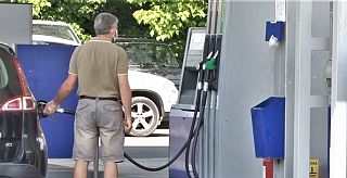 Un automobilista fa rifornimento a una pompa di carburante