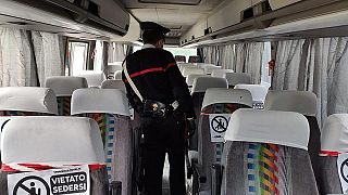 Un carabinieri a bordo del bus