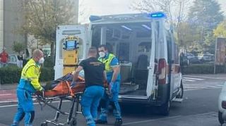 ambulanza carica un paziente