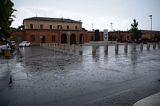 La stazione ferroviaria di Pontedera durante una pioggia forte