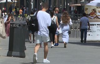 Gente che passeggia in centro a Firenze