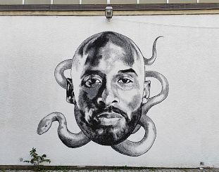 Il murale dedicato a Kobe Bryant (foto di Daniele Capecchi da Facebook)