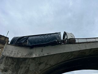Il tir in bilico sul ponte