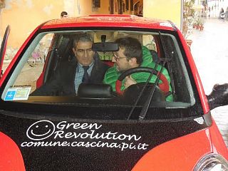 Il sindaco Antonelli prova l'automobile elettrica