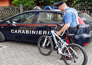 carabinieri con bicicletta