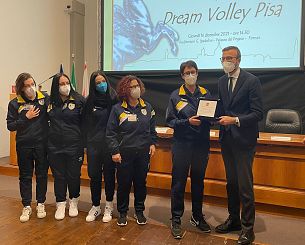 Le atlete della Dream Volley Pisa con il presidente del Consiglio regionale Antonio Mazzeo