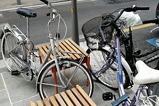 In foto le biciclette allucchettate alle panchine