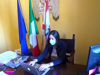 Il sindaco D'Ambrosio al computer nel suo ufficio
