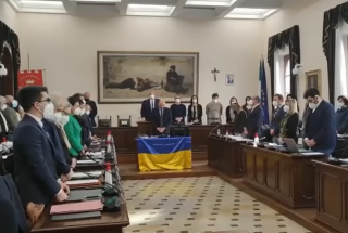 consiglio comunale di grosseto con bandiera ucraina