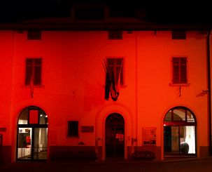 Il municipio di Loro illuminato di rosso e bianco