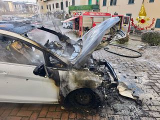 L'auto distrutta dalle fiamme